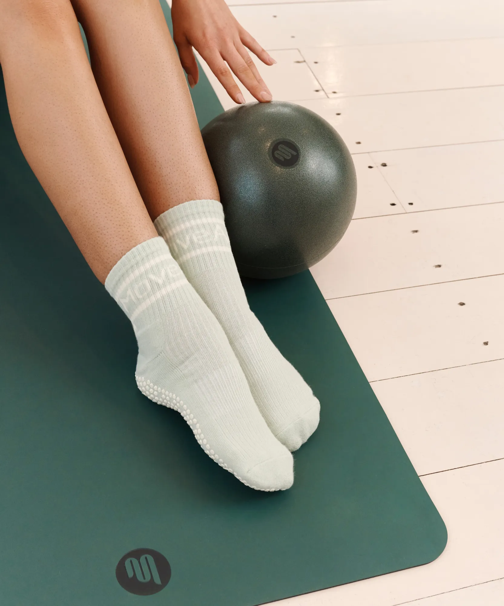Low Crew Non Slip Grip Socks - Foundation Mint