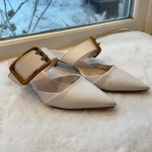 Rodo Size 37 White Pre-Owned Shoes- Ladies